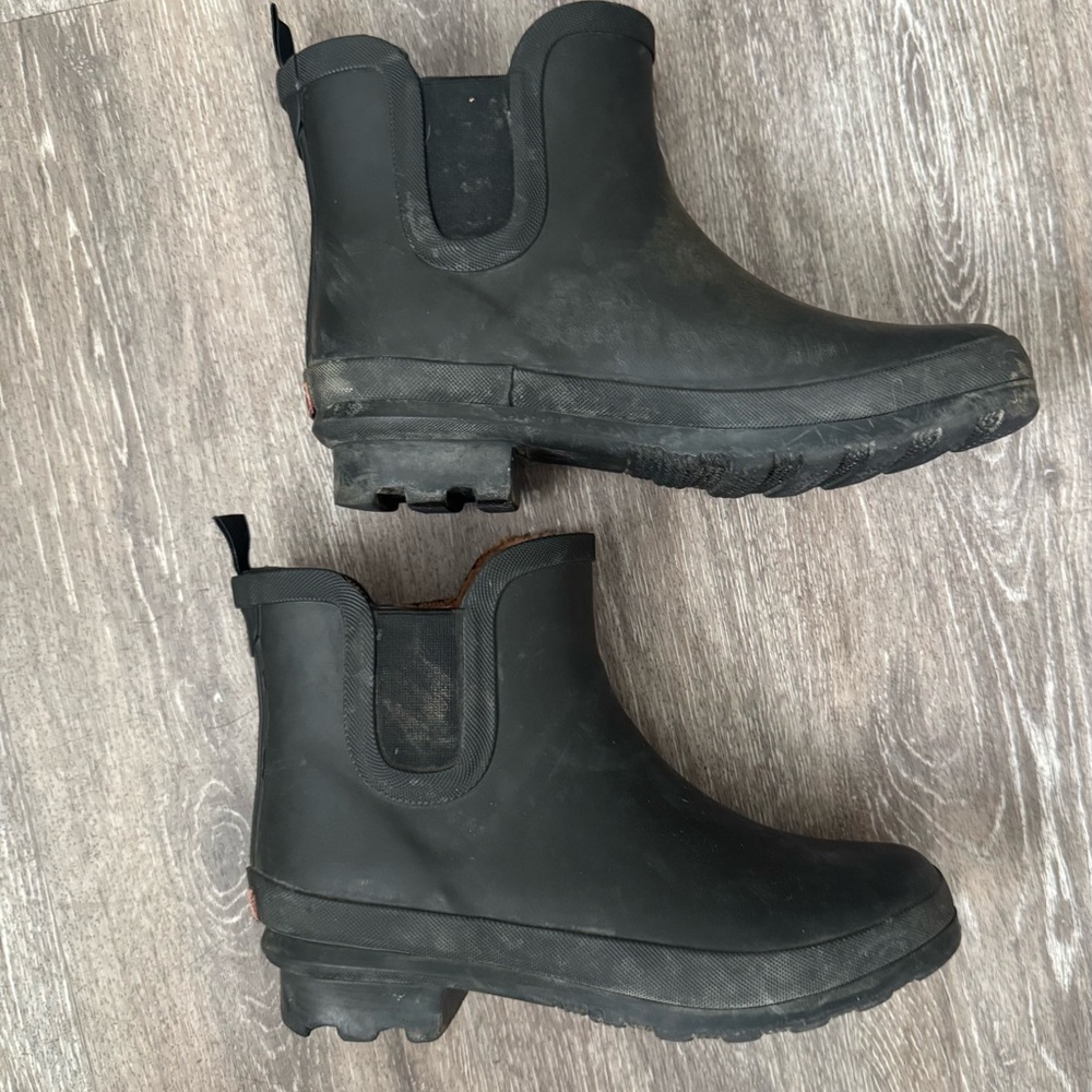 Woman’s black chooka lined boots size 7